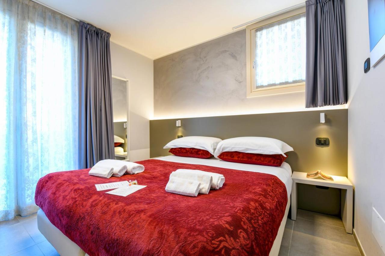 Deluxe Double Room Shower