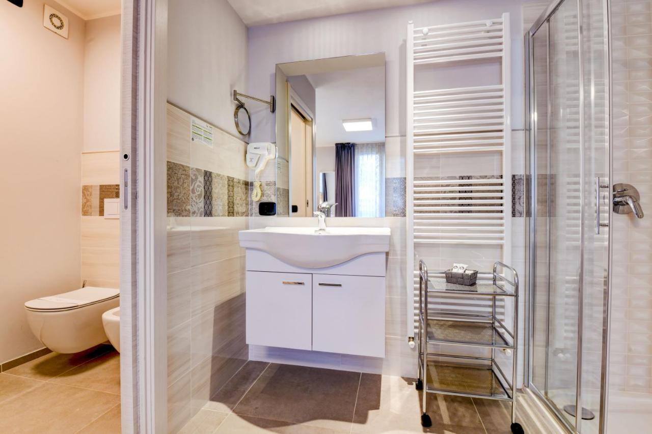 Deluxe Double Room Shower