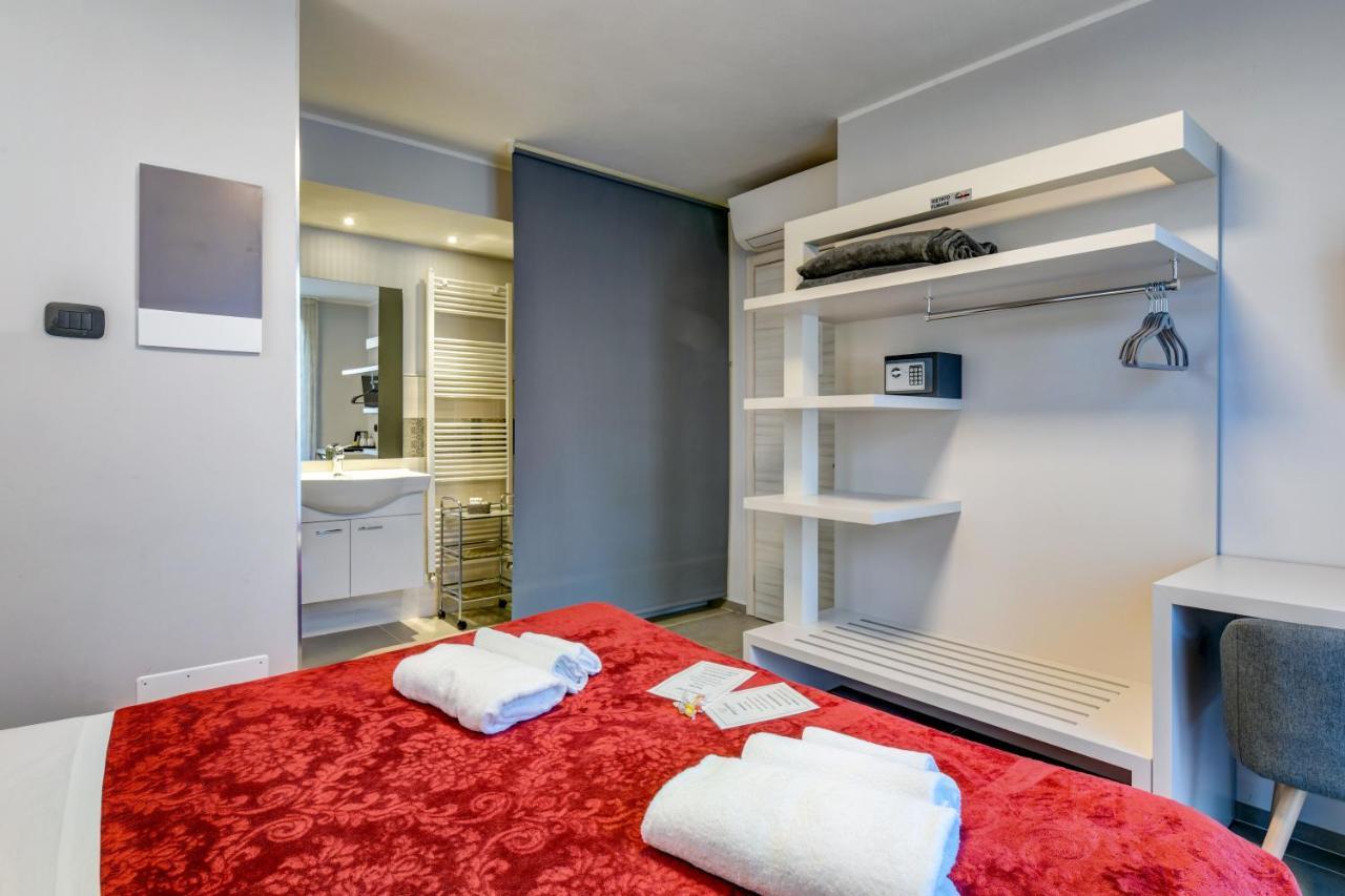 Deluxe Double Room Shower