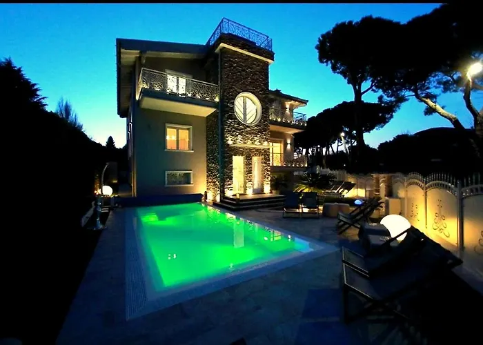 B&B Bellavista Exclusive in zona centrale con piscina -Jacuzzi vista lago LA COLAZIONE viene servita in una pasticceria rinomata ed esclusiva esterna alla struttura Desenzano del Garda